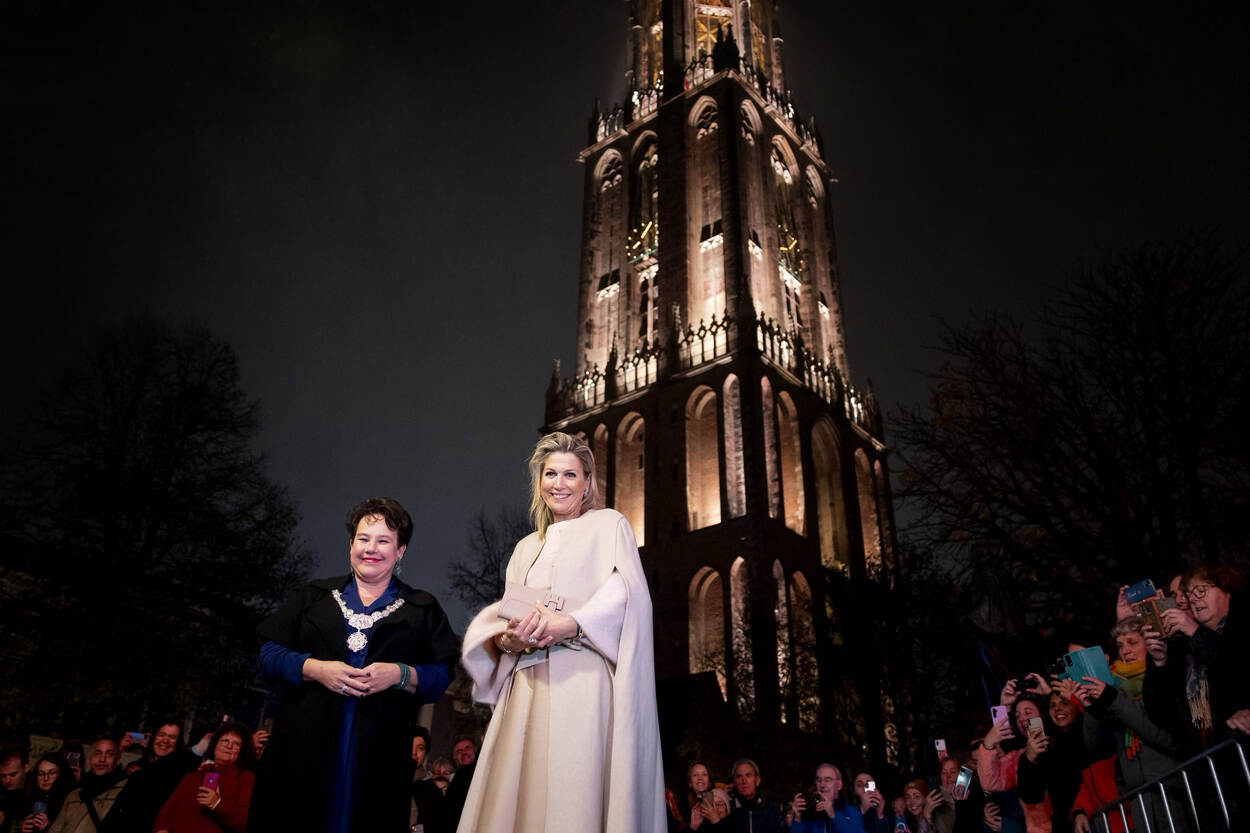 Koningin Máxima ontsteekt licht in gerestaureerde Domtoren