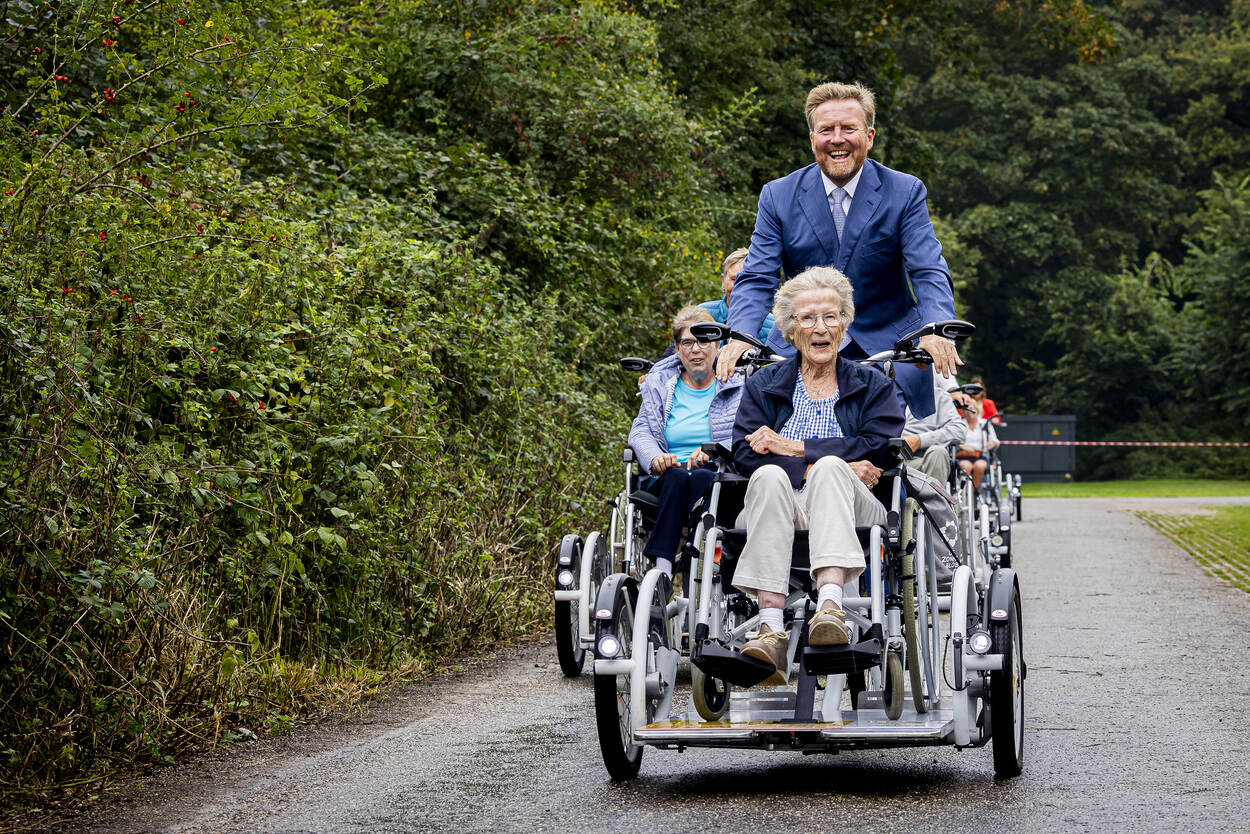 Koning bij 75 jaar de Zonnebloem