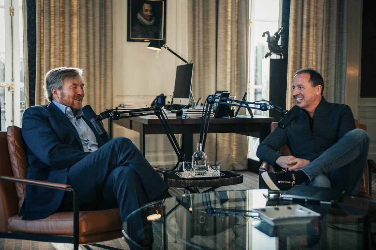 De Koning en Edwin Evers tijdens de opnames van de podcast 'Door de ogen van de Koning' in de werkkamer van de Koning op Paleis Huis ten Bosch