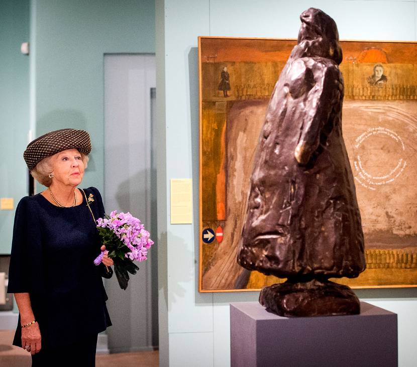 Prinses Beatrix bij opening tentoonstelling Held op Sokkel