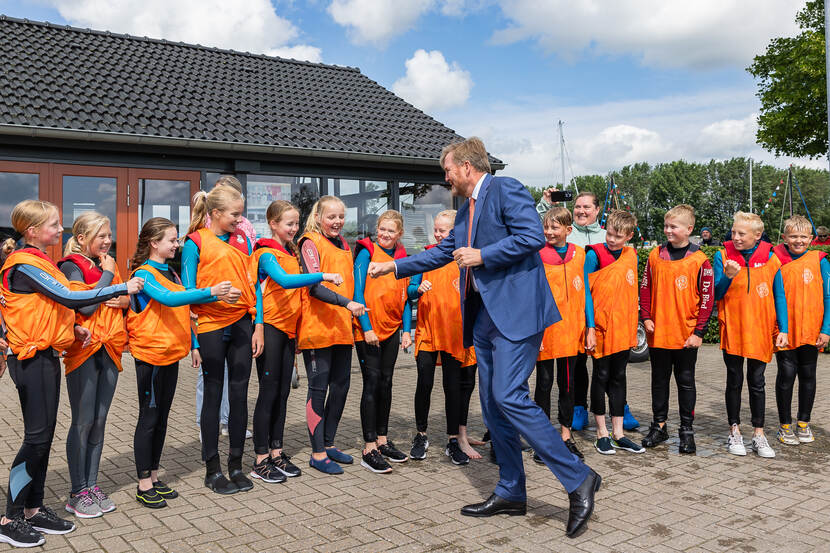 Koning Willem-Alexander bezoekt bedrijven in Flevoland en Friesland die zich bezighouden met de energietransitie