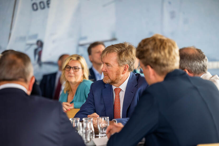 Koning Willem-Alexander bezoekt bedrijven in Flevoland en Friesland die zich bezighouden met de energietransitie