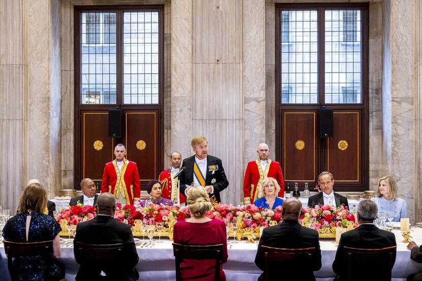 Koning Willem-Alexander en Koningin Máxima ontvangen het Corps Diplomatique voor een galadiner