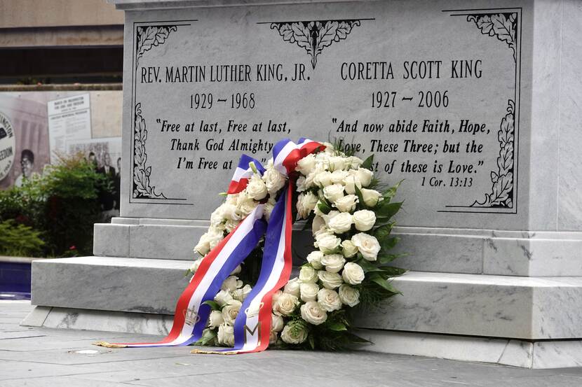 Krans van Koninklijk Paar bij graf Martin Luther King Jr.