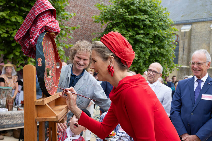 Koningin Máxima opent het vernieuwde Museum Hindeloopen