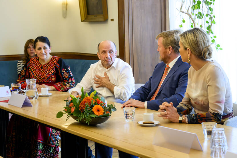 Koninklijk Paar in Vlaardingen in gesprek over situatie in Gaza en Israël