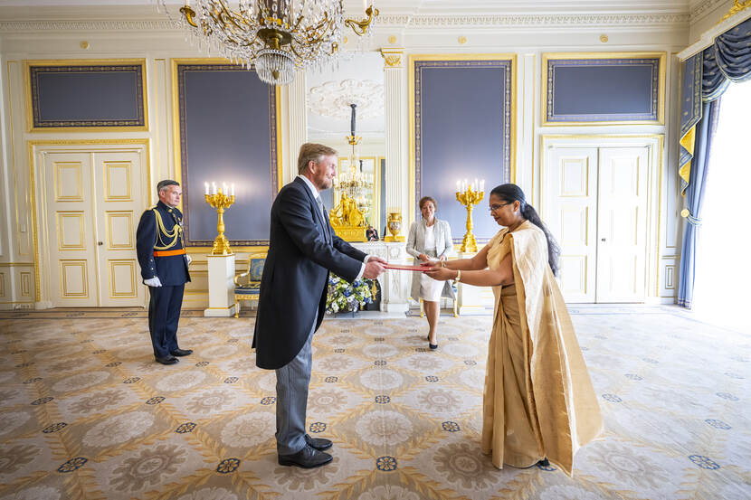 Geloofsbrieven ambassadeur van de Democratische Socialistische Republiek Sri Lanka, Hare Excellentie T.R.N. Gunasekera en Koning Willem-Alexander