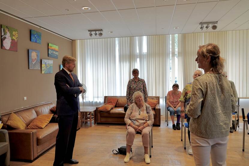 Koning kijkt naar les stoelyoga in Woerden