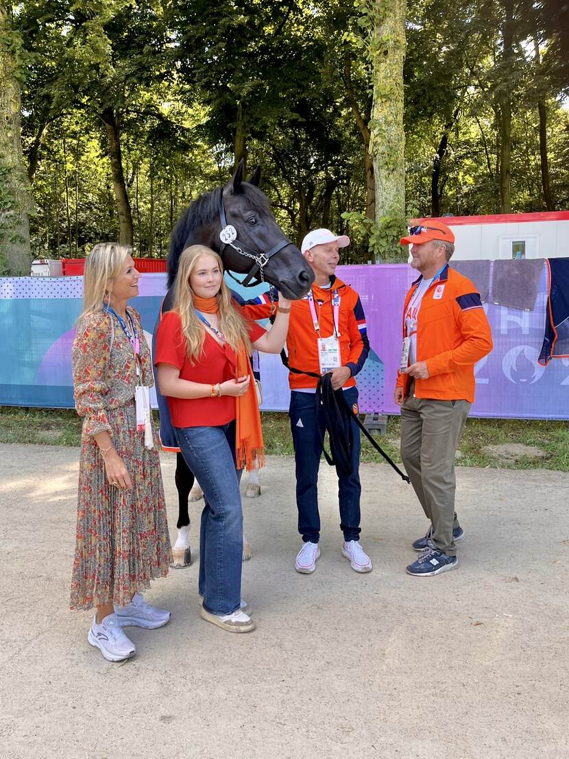 Koning, Koningin Máxima en Prinses van Oranje bij dressuur en eventing Olympische Spelen 2024