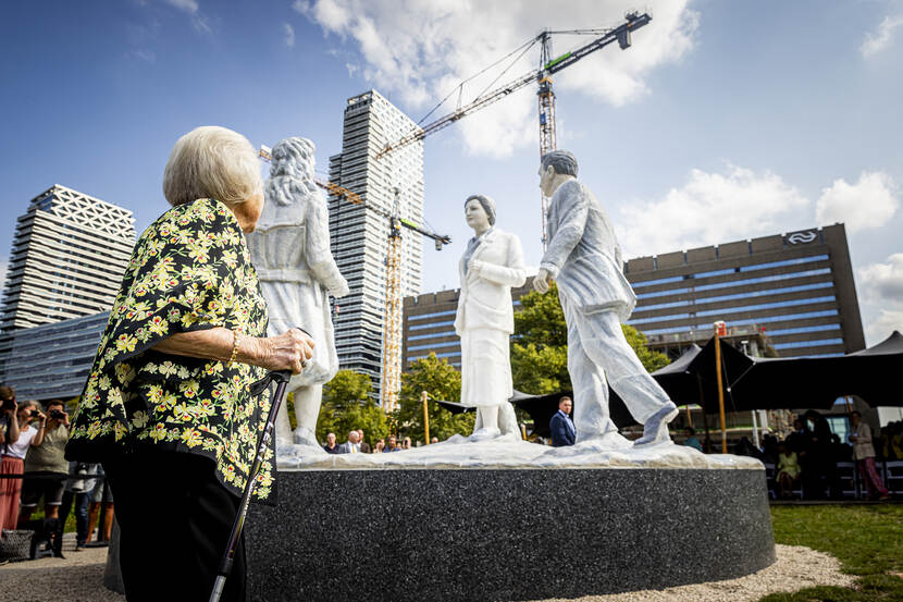 Prinses Beatrix onthult beeldengroep Juliana