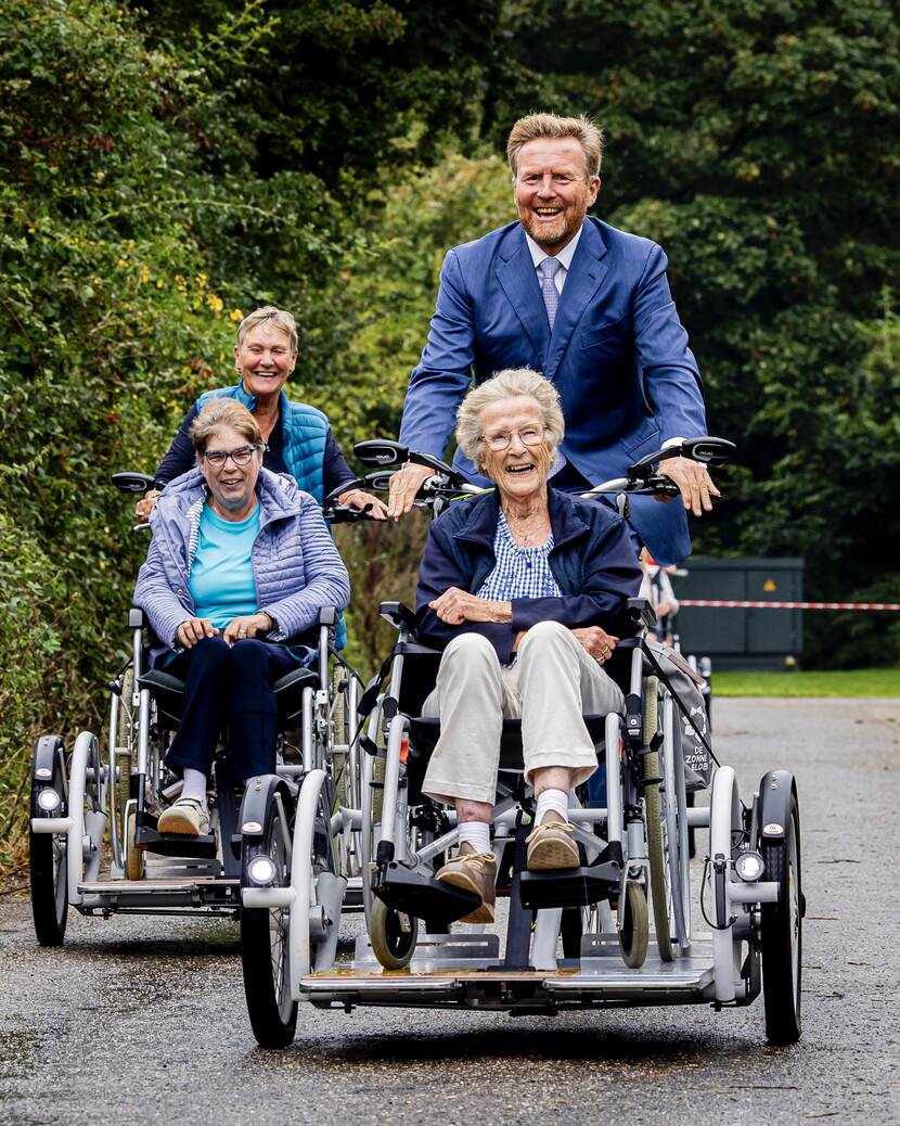 Koning bij 75 jaar de Zonnebloem