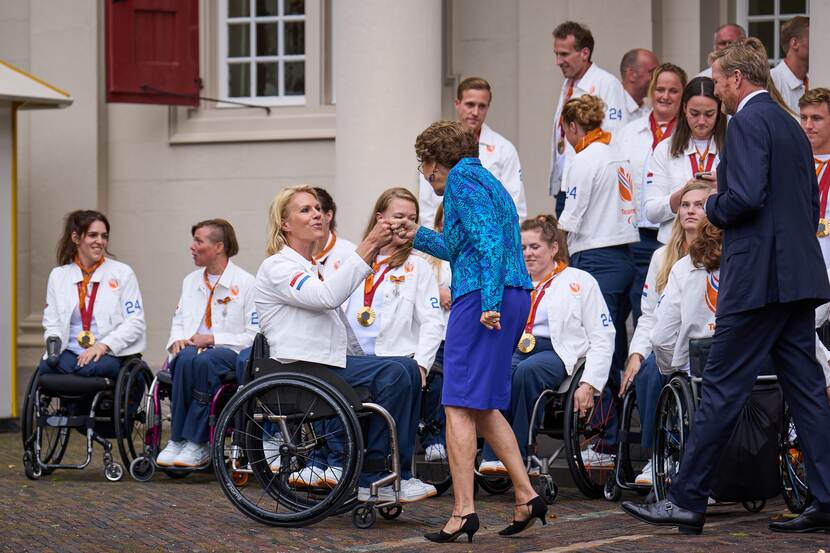 Koning en Prinses Margriet ontvangen medaillewinnaars Paralympische Zomerspelen 2024