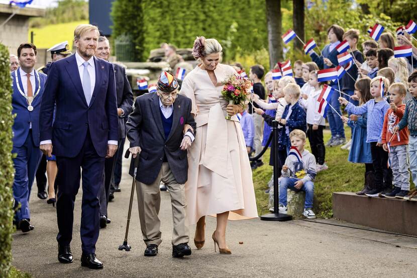 Koning Willem-Alexander en Koningin Máxima wonen de nationale start bij van de viering van 80 jaar vrijheid in Mesch, het eerste drop dat in Nederland werd bevrijd.