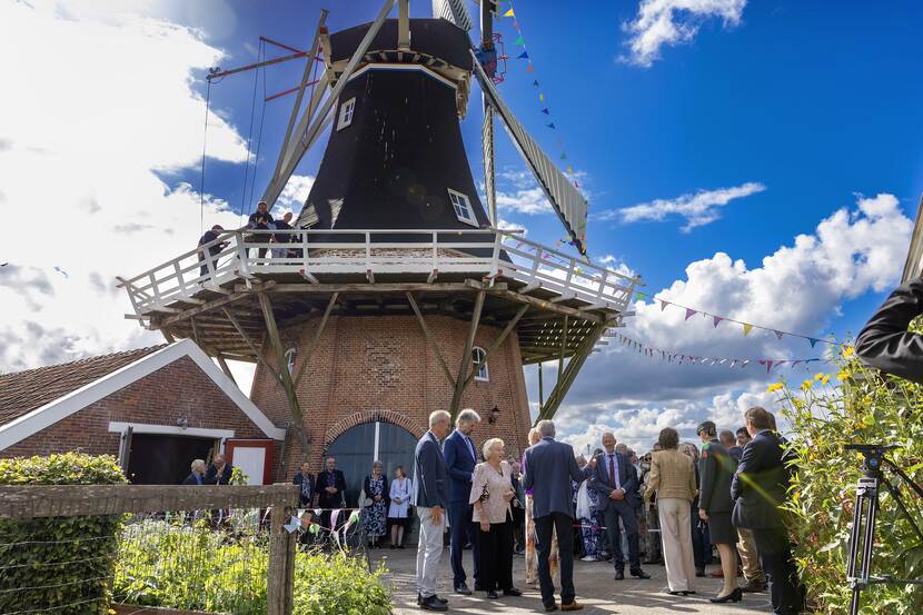 Hare Koninklijke Hoogheid Prinses Beatrix der Nederlanden heropent koren- en pelmolen De Noordstar.