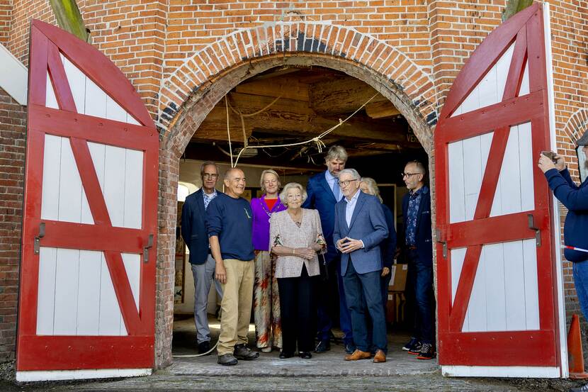 Hare Koninklijke Hoogheid Prinses Beatrix der Nederlanden heropent koren- en pelmolen De Noordstar.