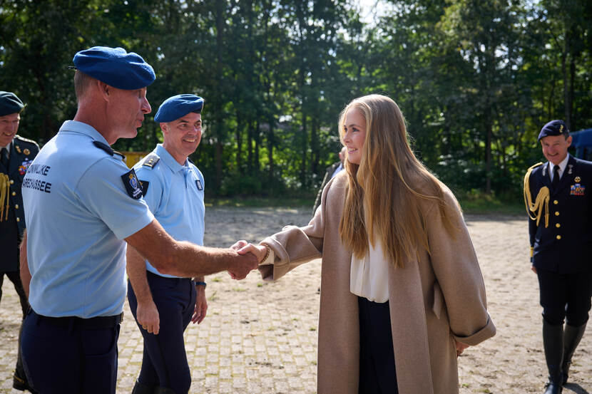 Prinses van Oranje bezoekt bereden Ere-escortes