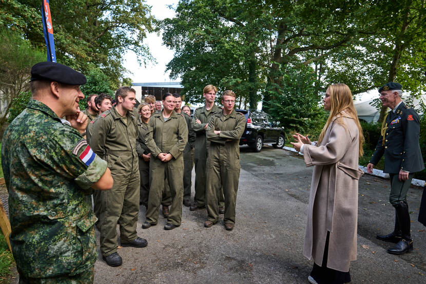 Prinses van Oranje bezoekt bereden Ere-escortes