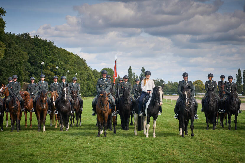 Prinses van Oranje bezoekt bereden Ere-escortes