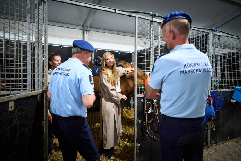 Prinses van Oranje bezoekt bereden Ere-escortes