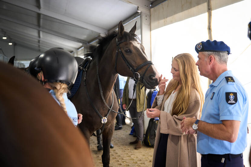 Prinses van Oranje bezoekt bereden Ere-escortes