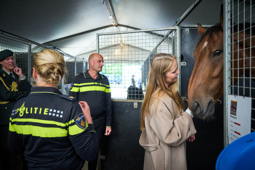 Prinses van Oranje bezoekt bereden Ere-escortes