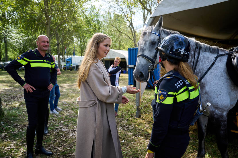 Prinses van Oranje bezoekt bereden Ere-escortes