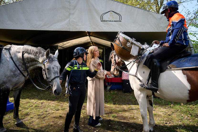 Prinses van Oranje bezoekt bereden Ere-escortes