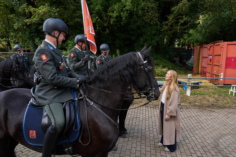 Prinses van Oranje bezoekt bereden Ere-escortes