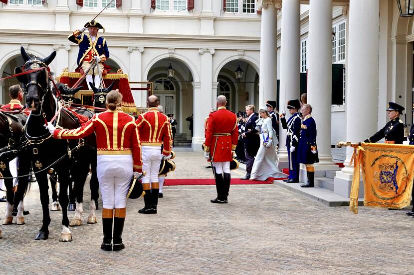 Koning en Koningin Máxima stappen in de Glazen Koets Prinsjesdag 2024