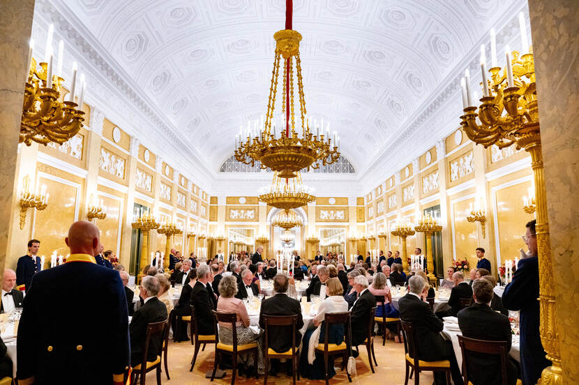 Koninklijk Paar en Prinses van Oranje bieden leden Raad van State diner aan