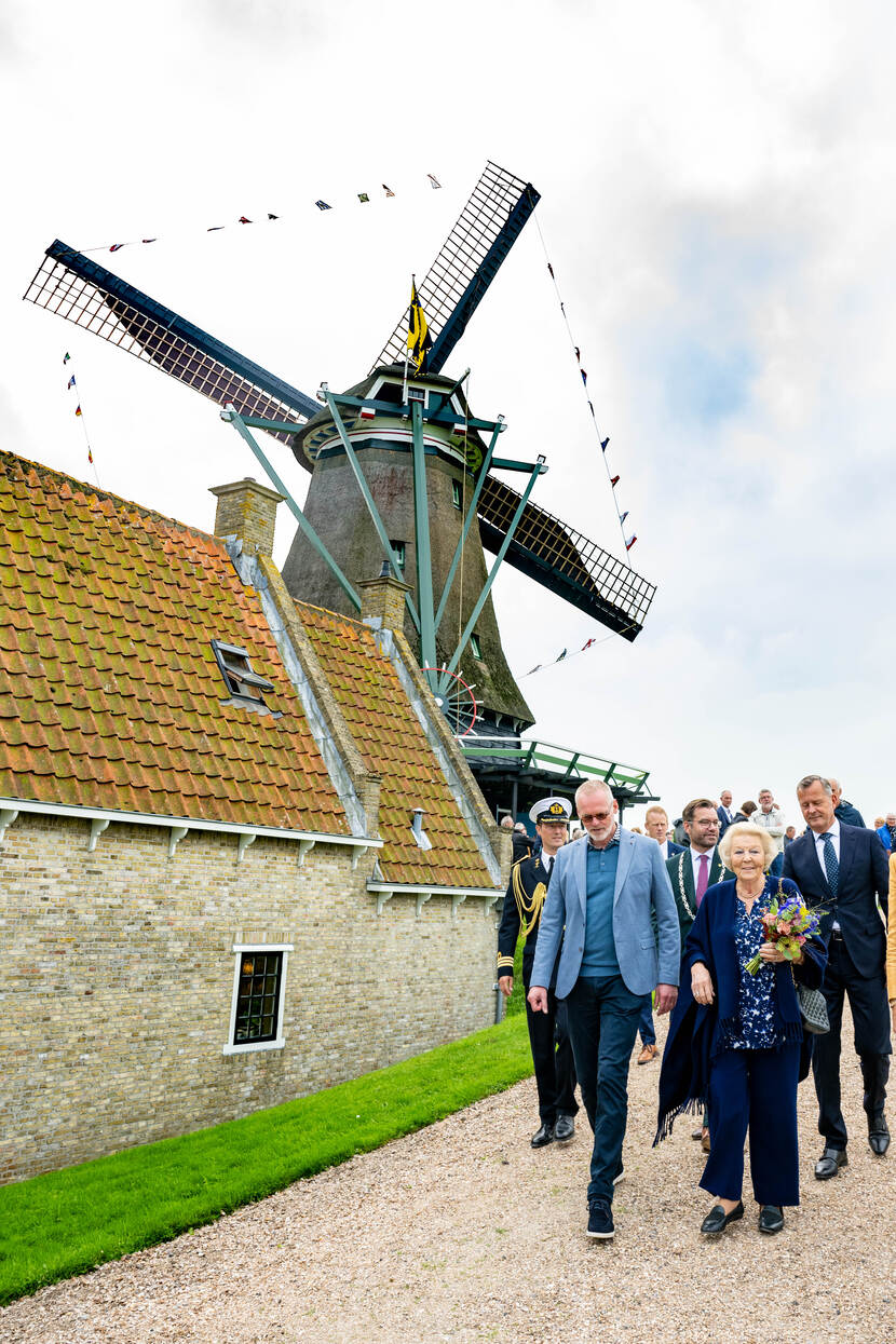 Prinses Beatrix heropent Meelmolen de Herder