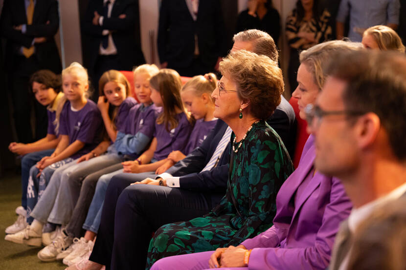 Prinses Margriet onthult de jubileumzegel 100 jaar Kinderpostzegels