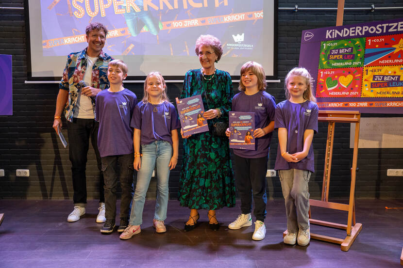 Prinses Margriet onthult de jubileumzegel 100 jaar Kinderpostzegels