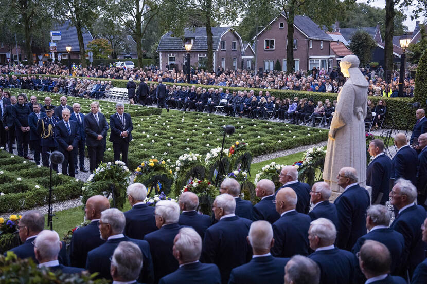 Koning Willem-Alexander is aanwezig bij de tachtigste herdenking van de razzia van Putten