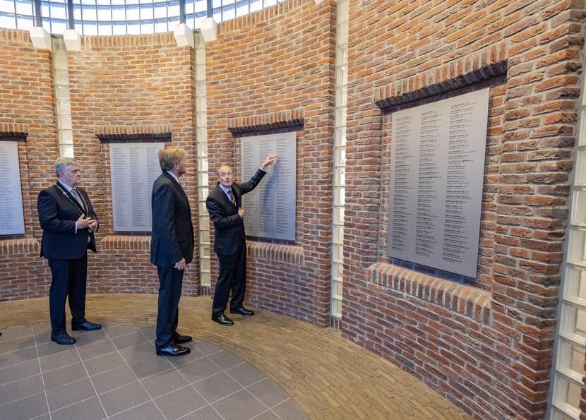 Koning Willem-Alexander is aanwezig bij de tachtigste herdenking van de razzia van Putten