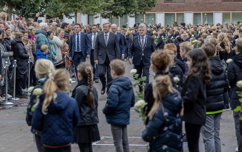 Putten, 2 oktober 2024: Koning Willem-Alexander is aanwezig bij de tachtigste herdenking van de razzia van Putten. Op 1 en 2 oktober 1944 is door de Duitse bezetters een razzia uitgevoerd waarbij een groot deel van de mannelijke inwoners van Putten is weggevoerd naar verschillende concentratiekampen. In totaal zijn 552 mensen om het leven gekomen.