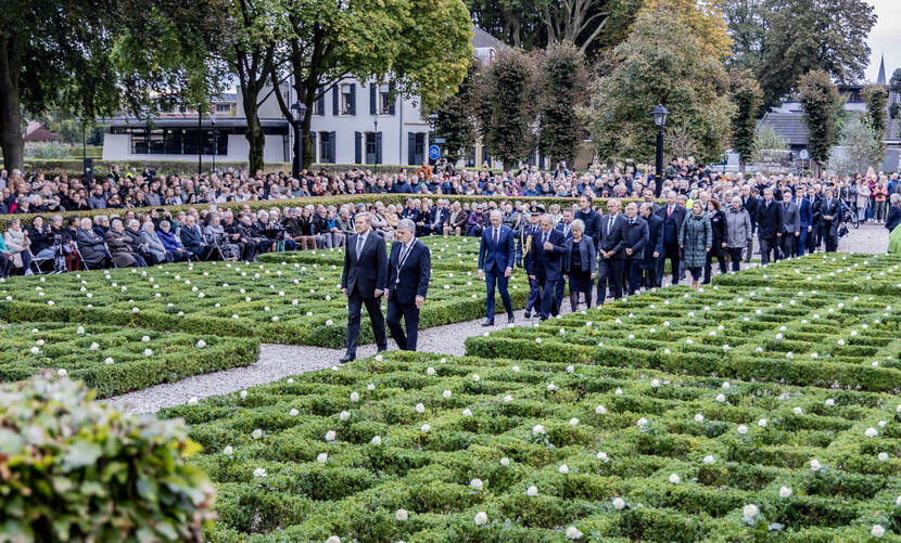 Koning Willem-Alexander is aanwezig bij de tachtigste herdenking van de razzia van Putten