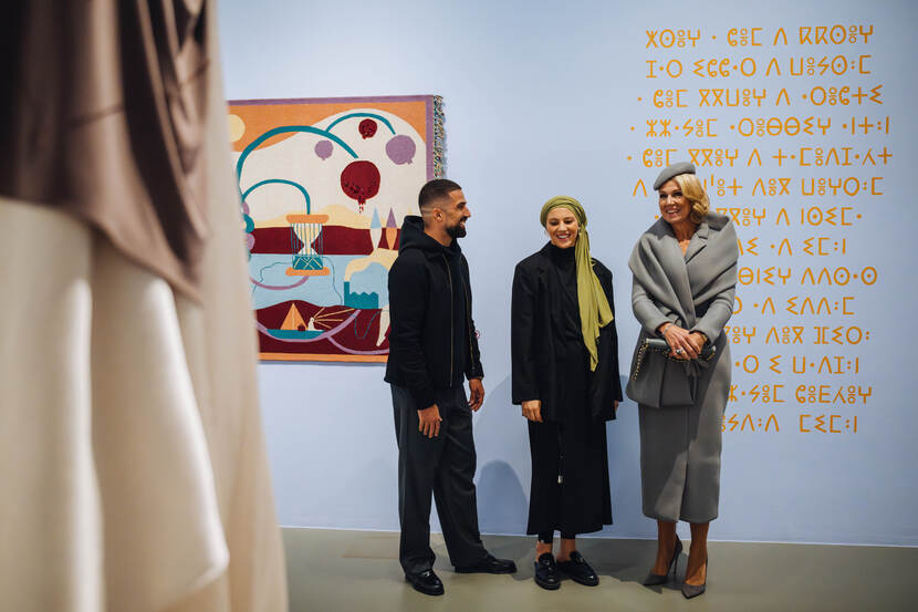 Koningin Máxima opent tentoonstelling MOḌA