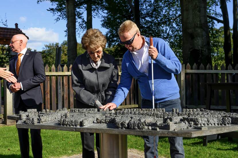 Prinses Margriet onthult maquette Paleis Het Loo