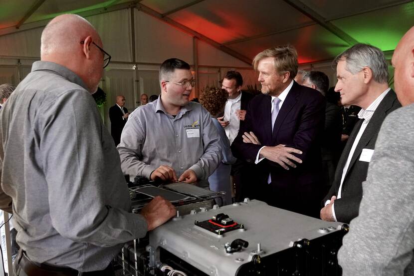 Koning opent productiestation voor groene waterstof Hysolar