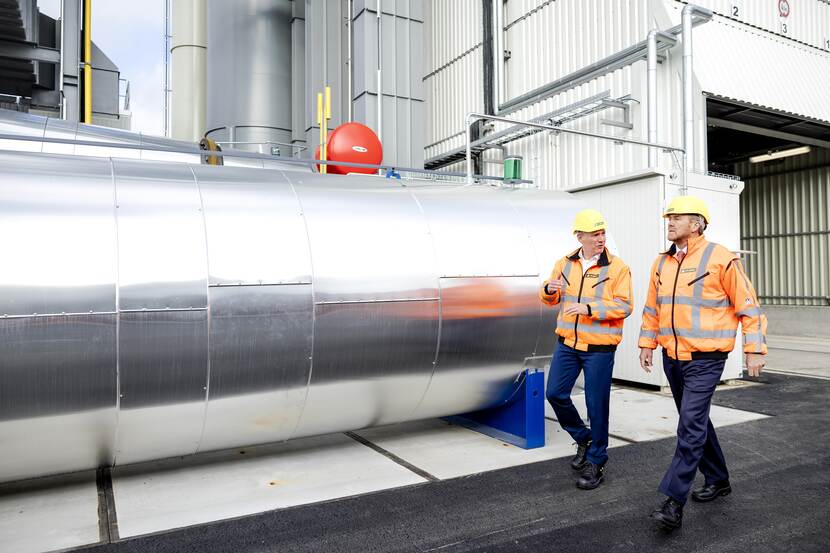 Koning opent duurzame asfaltcentrale Van Gelder Groep