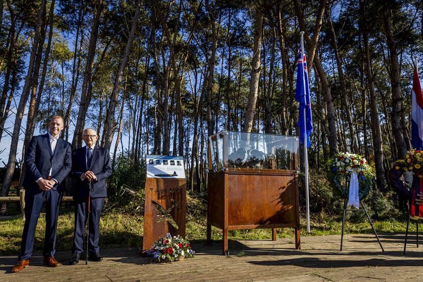 Pieter van Vollenhoven onthult monument bij Schijnvliegveld de Kiek