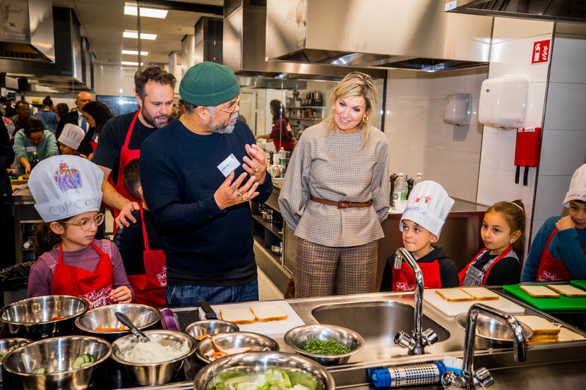 Koningin Máxima bij workshop koken met basisschoolleerlingen