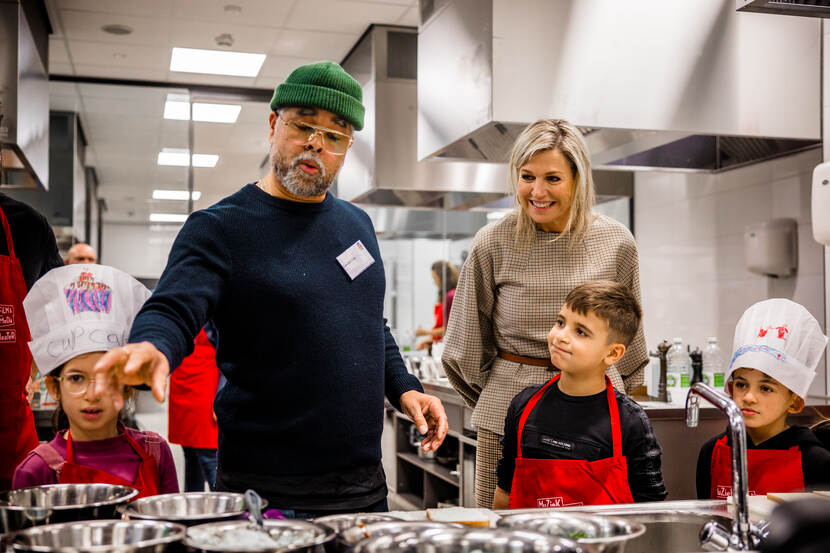 Koningin Máxima bij workshop koken met basisschoolleerlingen