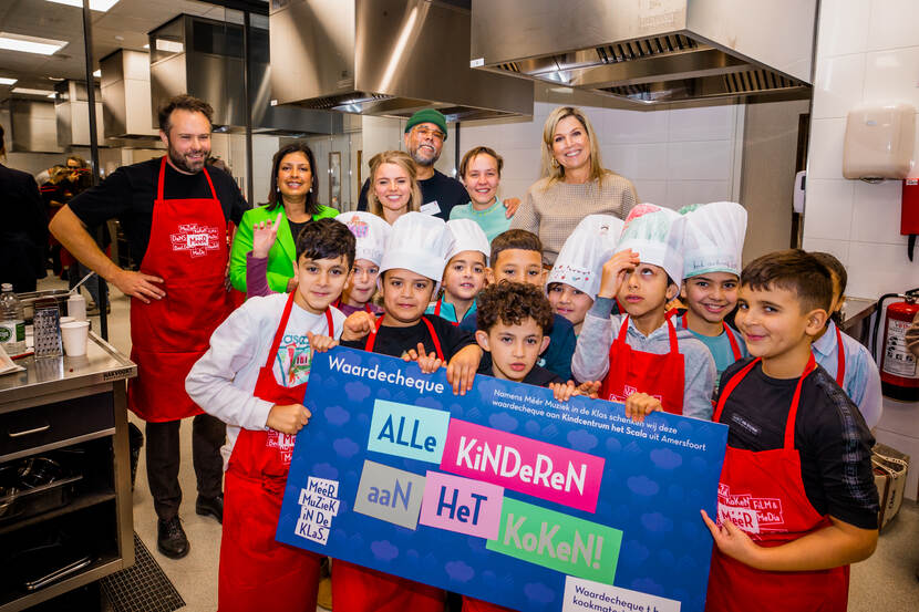 Koningin Máxima bij workshop koken met basisschoolleerlingen