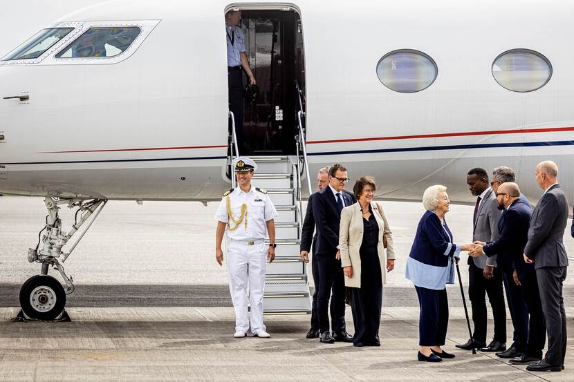 Prinses Beatrix arriveert op Sint Maarten