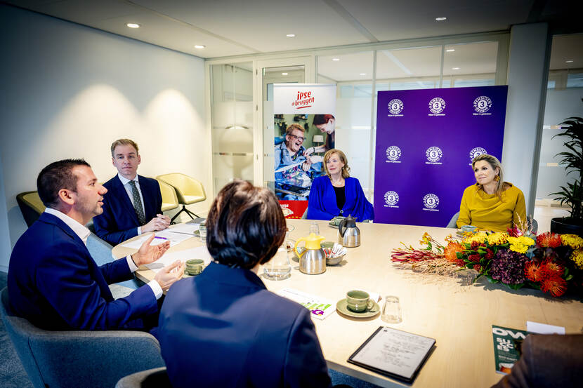 Koningin Máxima bezoekt zorginstelling Ipse de Bruggen in het kader van de Pensioen3daagse