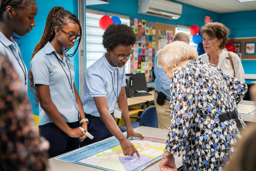 Prinses Beatrix bezoekt Sint Maarten