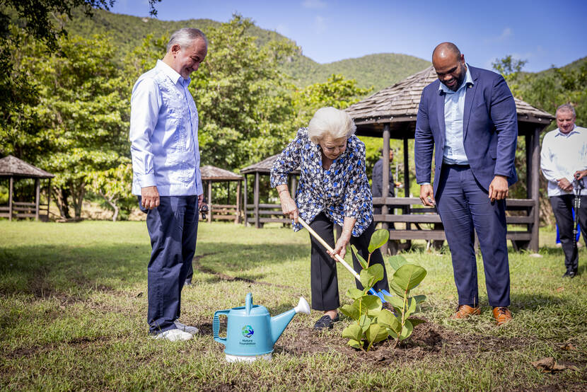 Prinses Beatrix bezoekt Sint Maarten