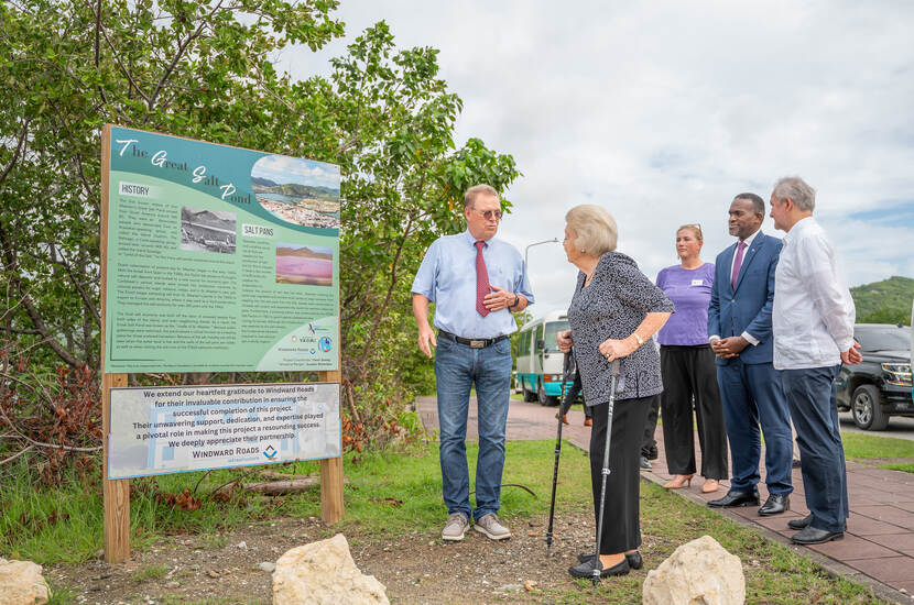 Prinses Beatrix bezoekt Sint Maarten